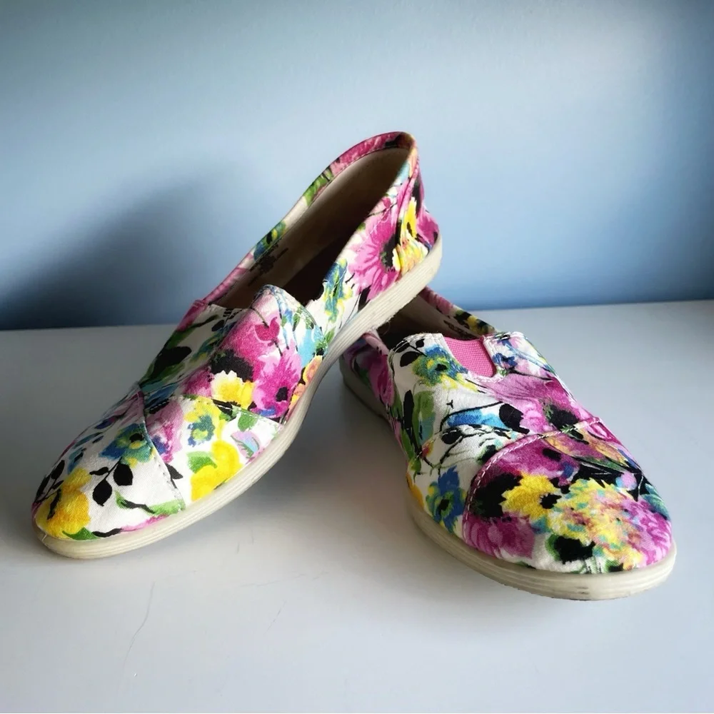 Girl’s size 4 floral dress slippers